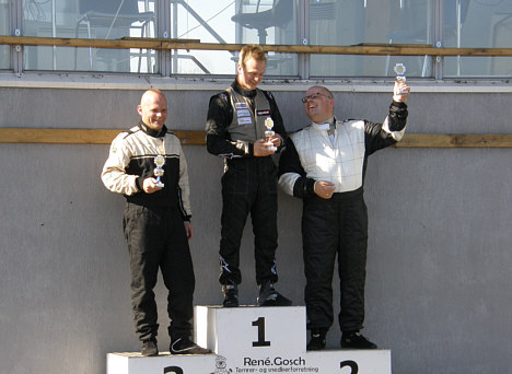 Nick Reimersø flankeret af brødrene Sørenden. Henrik Sørensen (th) på 2. pladsen og Peter Sørensen (tv) på 3. pladsen.